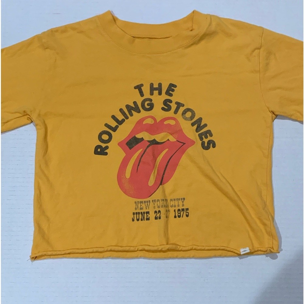 Yellow Rolling Stones shirt 💖